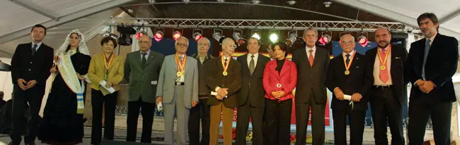  Los galardonados con las Medallas de la Hispanidad posan junto a Pilar Pin y el resto de autoridades.