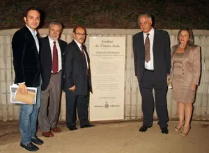 Algúns dos asistentes á inauguración, xunto a placa que da nome aos xardíns.