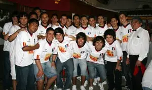 Los jóvenes integrantes de las ligas juveniles colaboraron con la atención de las mesas.