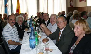 Mesa principal con directivos y representantes de asociaciones gallegas que acompañaron a Vigo en la celebración del aniversario.