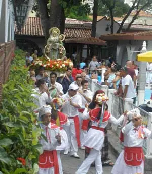 Los bailarines del grupo ‘Garoé’ abren paso a la Virgen del Pino.