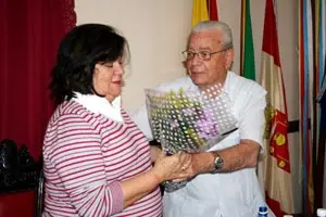 El presidente del Hogar Canario, Carmelo González, recibió a Guillermina Hernández.