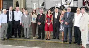 La Junta Directiva del CBS Fillos da Estrada posa para ‘Magazine Español’ junto a la delegación del Concello da Estrada,y al presidente de la HGV.