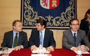Alfonso Fernández Mañueco informa sobre la elaboración del anteproyecto de Ley de Inmigración.