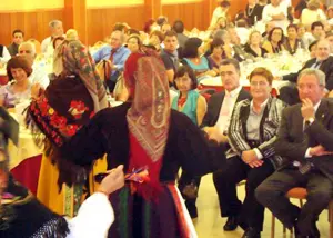 Teresa Ordiz –a la derecha–, durante un momento de la exhibición de baile regional.