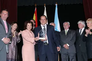 Luis Abellanal recibe el premio Colón 2009 de manos de Pilar Pin.