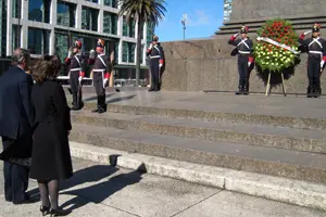 La embajadora, Díaz Rato, y Jorge Torres, durante la ofrenda floral.