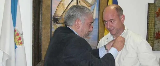 El presidente del Centro Gallego de Puerto La Cruz, Manuel Sinde Porto, le impuso a Santiago Camba el ‘Botón de Oro’ de la entidad.