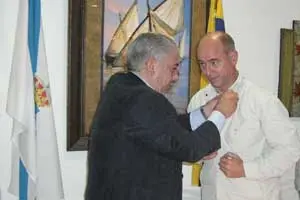 El presidente del Centro Gallego de Puerto La Cruz, Manuel Sinde Porto, le impuso a Santiago Camba el ‘Botón de Oro’ de la entidad.