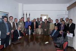  Pilar Pin con los miembros de la AEGU en su sede.