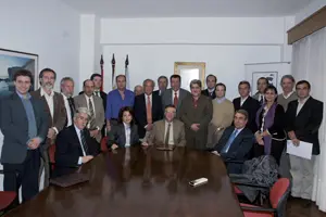Pilar Pin con los miembros de la AEGU en su sede.
