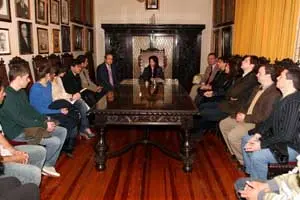 Pilar Pin se reunió con los jóvenes españoles en Uruguay.