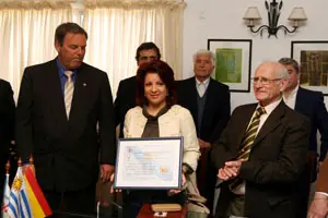 Pilar Pin recibió el sello conmemorativo del 130 aniversario del Centro Gallego.
