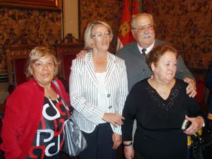 La presidenta de la Diputación de Salamanca, Isabel Jiménez, junto a emigrantes de Argentina.
