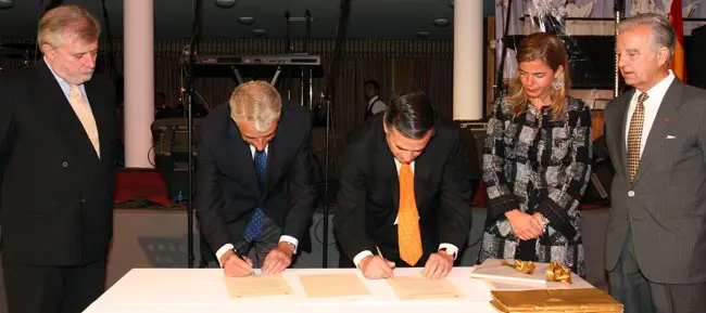  El viceconsejero de Presidencia, Alejandro Halffter, y el presidente del Estadio, Maiza, firman el protocolo de colaboración.