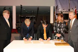 El viceconsejero de Presidencia, Alejandro Halffter, y el presidente del Estadio, Maiza, firman el protocolo de colaboración.