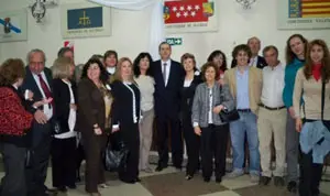 El canciller, junto a la directiva de la Casa de Madrid y un grupo de madrileños.