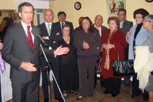 El presidente, Alberto Núñez Feijóo, acompañado por Santiago Camba, se dirige a los presentes en el acto.
