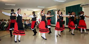 El cuerpo de baile de la sociedad actuó en los festejos por el 90º aniversario de la sociedad.