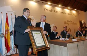  El alcalde de Cambados recoge el premio &lsquo;Entreculturas&rsquo; de manos del vicepresidente, Juan Jos&eacute; Dur&aacute;n.