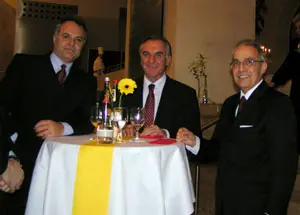 El cónsul en Hannover, Juan F. Zurita –a la dcha.–, con los cónsules generales de Grecia y Turquía durante la recepción del Día Nacional de España.