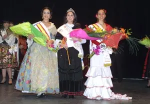 La nueva reina, Macarena Vila Caranés; Noelia Grasso Trípodi, primera princesa; y Macarena Castana, segunda princesa.