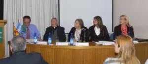 De izda. a dcha., Manuel García, el presbítero Luis María Lana, Aida Giordano y las enfermeras Ivana Torres y Nadia Sosa en la mesa para el análisis de los avances en el tratamiento de mayores y enfermos terminales.