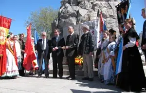 Momento de la ofrenda floral en el monumento al general San Martín en Mar del Plata.