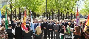  Vista parcial de la plaza Espa&ntilde;a de La Plata y la nutrida concurrencia al acto.