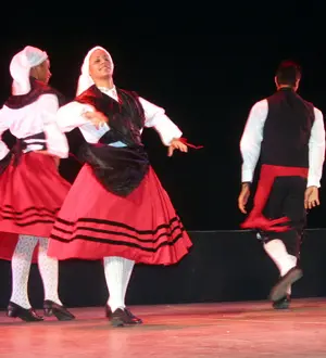 El cuerpo de danza de la FAAC deleitó al público asistente.