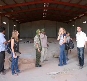  Noemí Martín –en el centro–, visitando la nave de la Media Luna Roja, financiada por el Principado.