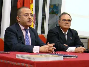 Félix Colsa –a la izda.–, junto al presidente del Centro de Castilla y León en Cantabria, Fernando Guerra.