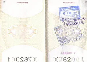 El pasaporte en el que figuran las fechas de salida y de entrada en Argentina de Mar&iacute;a del Carmen Blanco en 2007.