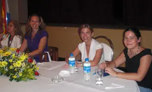  Mesa del acto con la cónsul general de España en Paraguay, en el extremo derecho.