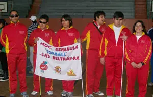 El equipo participante con la pancarta de la asociación.
