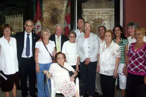 Isabel Jiménez, con un grupo de emigrantes.