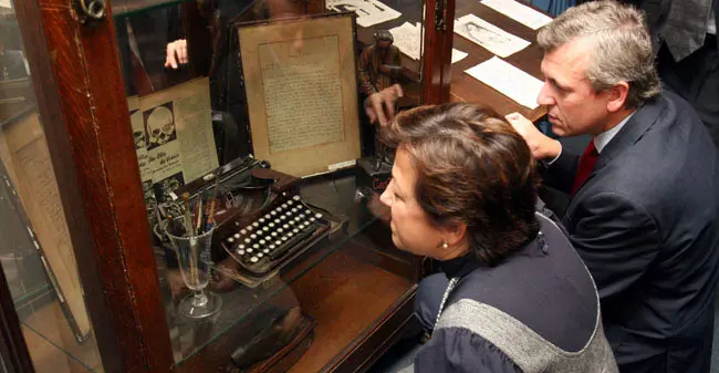  Los conselleiros Pilar Farjas y Alfonso Rueda observan detalles de una exposición sobre Alfonso Castelao en el Centro Galicia de Buenos Aires.