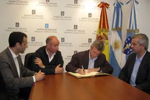  Rueda firma en el libro de visitas de la Delegaci&oacute;n de la Xunta en la capital argentina.