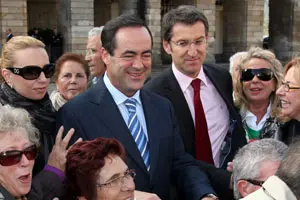 Bono y Feij&oacute;o, durante la visita del primero a la compostelana Plaza del Obradoiro.