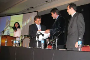 Gustavo Pulti recibió un pergamino de manos de Guillermo Hernández Cerviño.