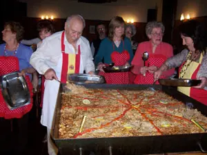  Preparación de la paella con la que se obsequió a los presentes.