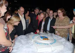 El presidente de la Hermandad corta la tarta del aniversario. 