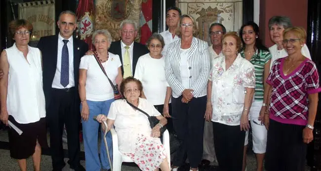 La presidenta de la Diputación de Salamanca, Isabel Jiménez, junto a algunos de los emigrantes salmantinos que residen en Cuba. 