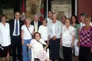 La presidenta de la Diputación de Salamanca, Isabel Jiménez, junto a algunos de los emigrantes salmantinos que residen en Cuba. 