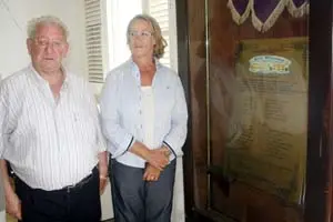 José Martín Montes e Isabel Jiménez develaron la placa que recuerda a los fundadores de la sociedad.