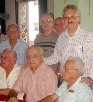  Mario Bode –a la izqda–, junto a Trevín y emigrantes asturianos en Cuba.