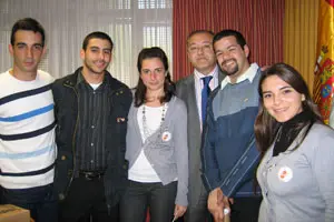 El director general posó con los grupos participantes en el programa.