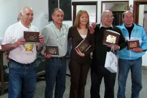 Los ex directivos del Centro posan con las placas que se les entregaron como reconocimiento a su trabajo. 