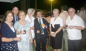  Pedro Martínez, junto a emigrantes en Cuba.