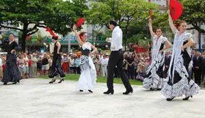 El acto contó con actuaciones de baile.